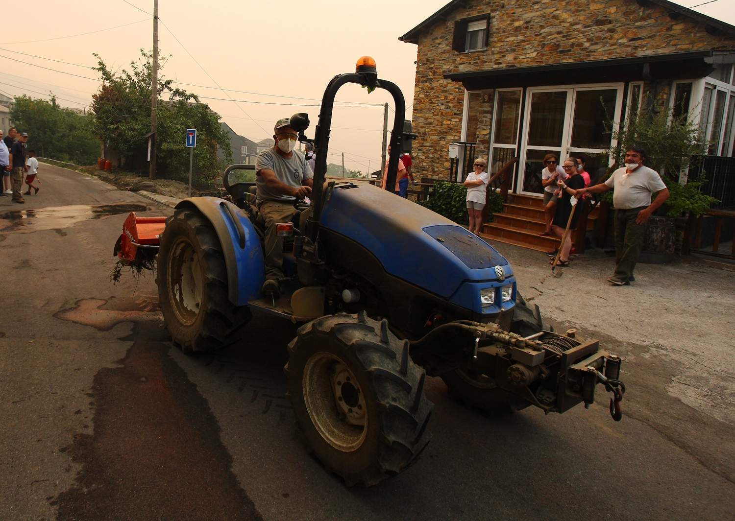 Los vecinos de Oencia se preparan contra el fuego (5)