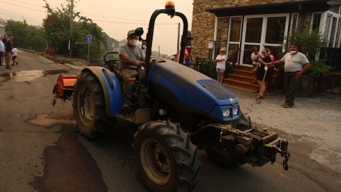 Los vecinos de Oencia se preparan contra el fuego (5)