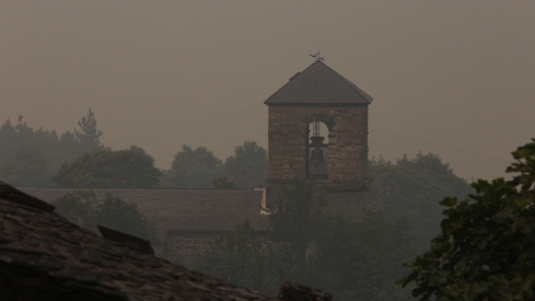 Los vecinos de Oencia se preparan contra el fuego (6)