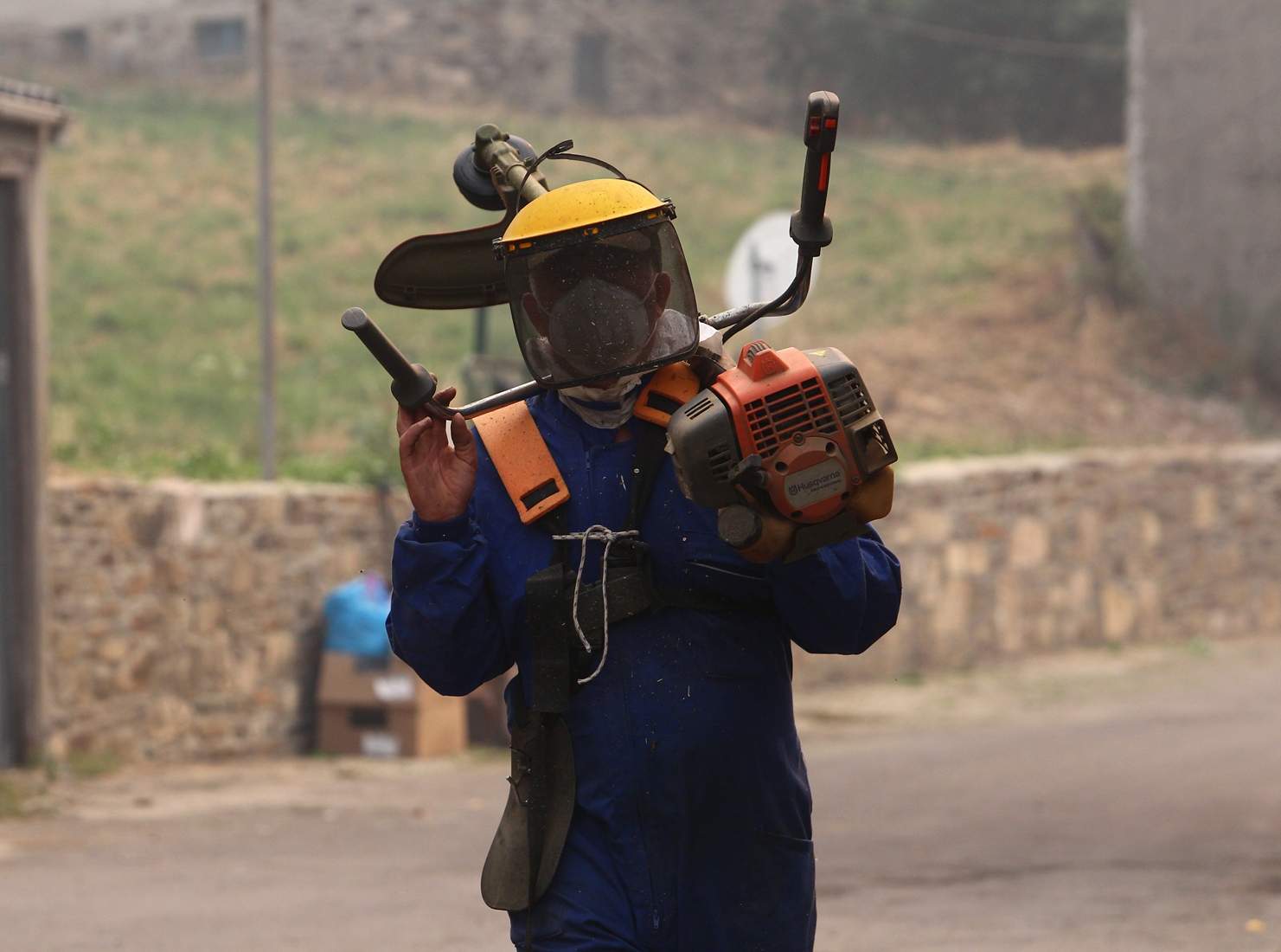 Los vecinos de Oencia se preparan contra el fuego (7)