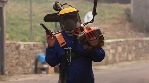 Los vecinos de Oencia se preparan contra el fuego (7)
