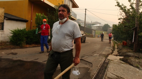 Los vecinos de Oencia se preparan contra el fuego (8)