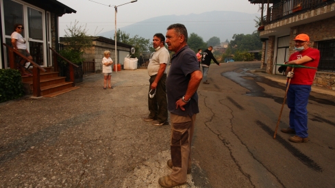 Los vecinos de Oencia se preparan contra el fuego (9)