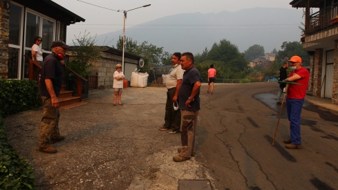 Los vecinos de Oencia se preparan contra el fuego (10)