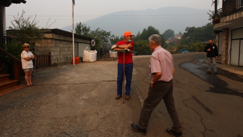 Los vecinos de Oencia se preparan contra el fuego (11)