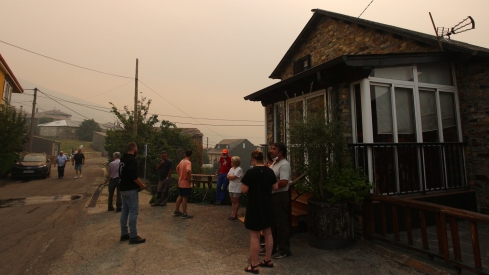 Los vecinos de Oencia se preparan contra el fuego (12)