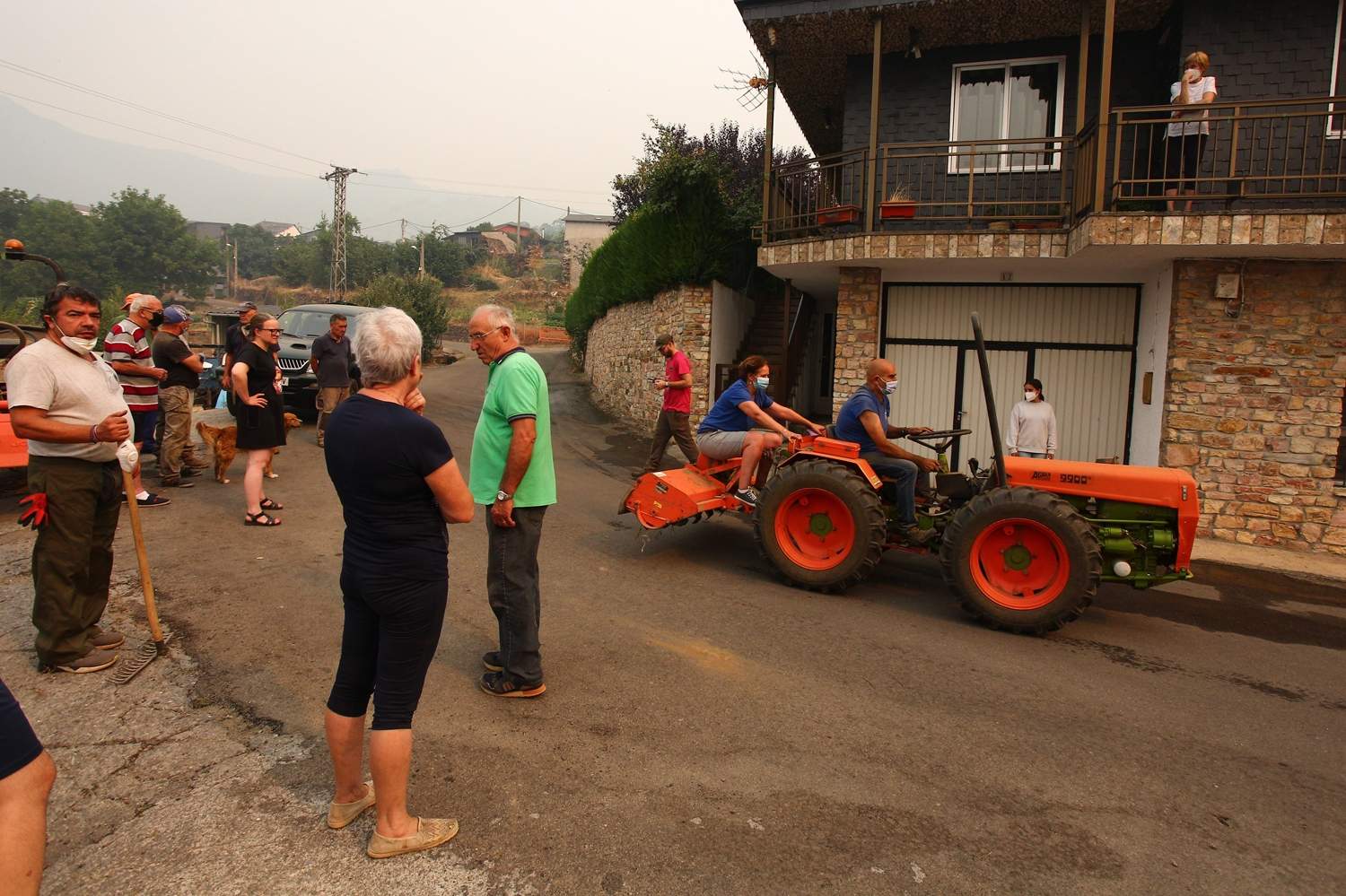 Los vecinos de Oencia se preparan contra el fuego (14)