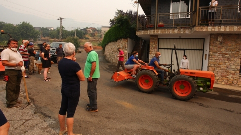 Los vecinos de Oencia se preparan contra el fuego (14)