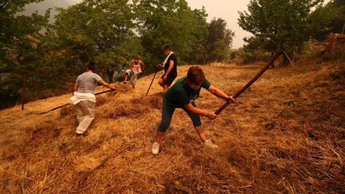 Los vecinos de Oencia se preparan contra el fuego (16)