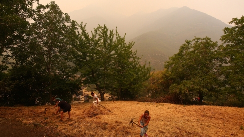Los vecinos de Oencia se preparan contra el fuego (17)