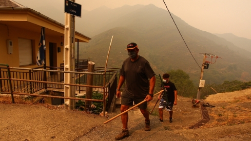 Los vecinos de Oencia se preparan contra el fuego (18) | Oencia prohíbe el consumo de agua de la red pública para beber o cocinar por el incendio de Gestoso