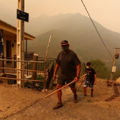 Los vecinos de Oencia se preparan contra el fuego (18) | Oencia prohíbe el consumo de agua de la red pública para beber o cocinar por el incendio de Gestoso