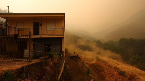 Los vecinos de Oencia se preparan contra el fuego (19)