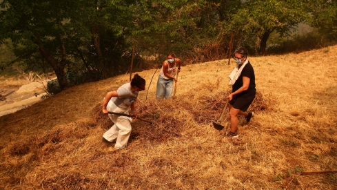 Los vecinos de Oencia se preparan contra el fuego (23)