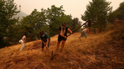 Los vecinos de Oencia se preparan contra el fuego (24)