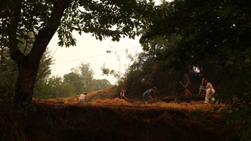 Los vecinos de Oencia se preparan contra el fuego (26)