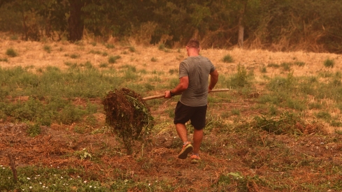 Los vecinos de Oencia se preparan contra el fuego (27)