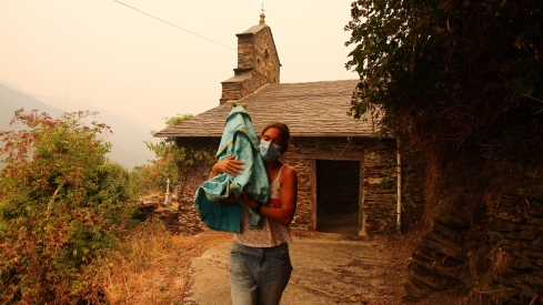 César Hornija / ICAL. Una vecina de Lusio (Oencia), rescata la Santa del pueblo ante la posible llegada del fuego