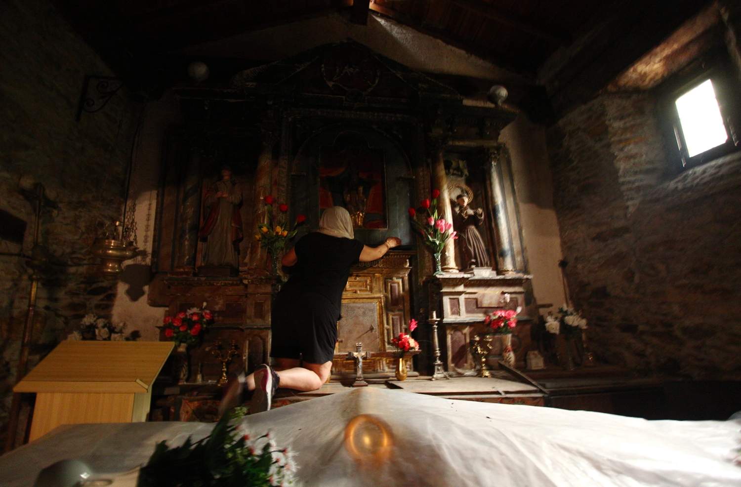 César Hornija / ICAL. Una vecina de Lusio (Oencia), rescata la Santa del pueblo ante la posible llegada del fuego