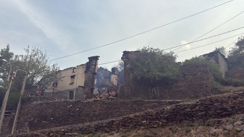 Casas quemadas en el pueblo de Lusio, por el incendio de Gestoso | César Sanchez, ICAL