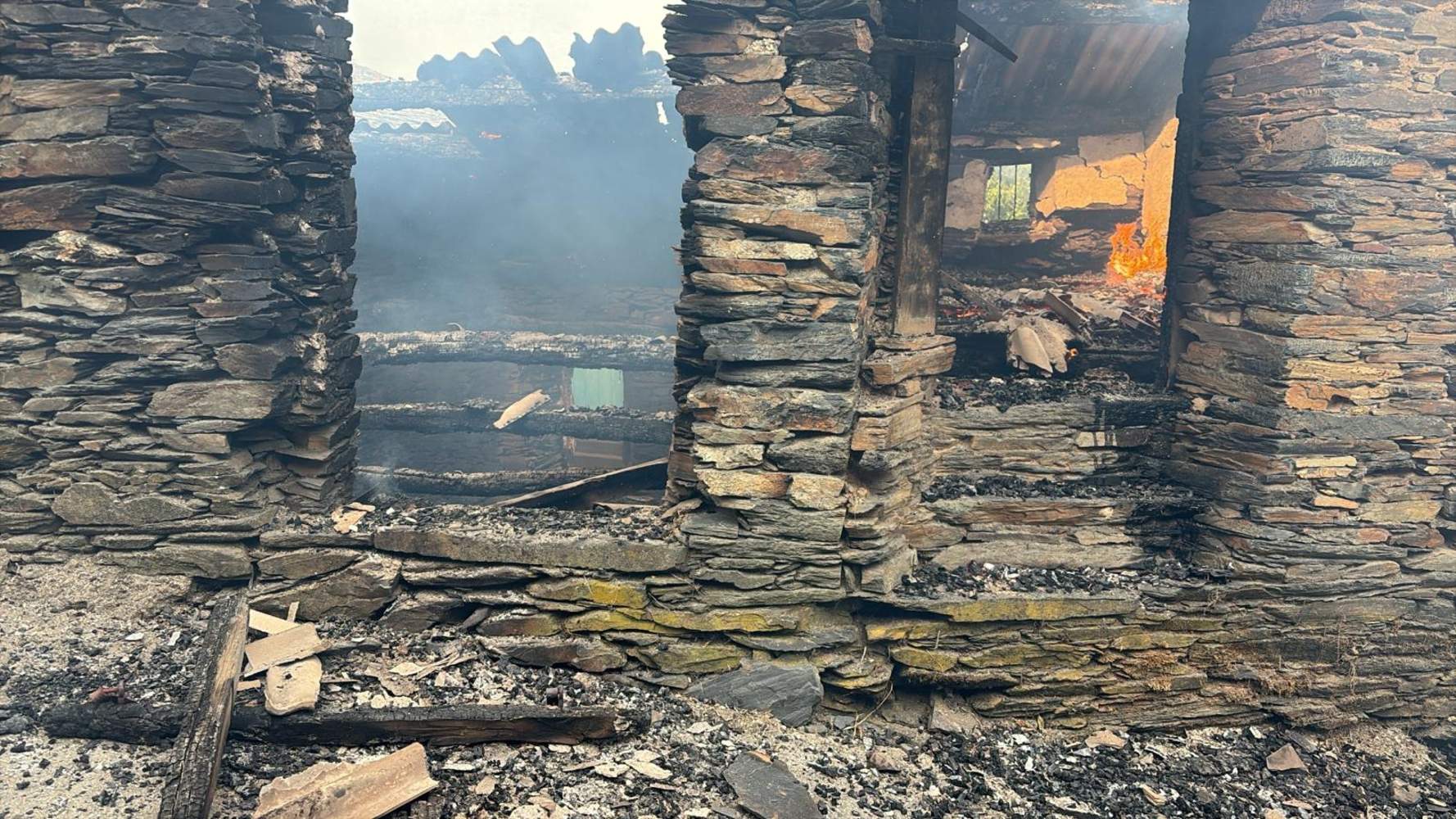 Casas quemadas en el pueblo de Lusio, por el incendio de Gestoso | ICAL
