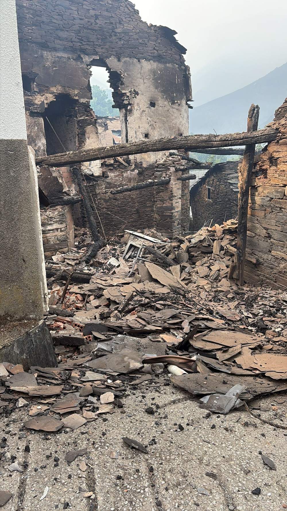 Casas quemadas en el pueblo de Lusio, por el incendio de Gestoso | ICAL