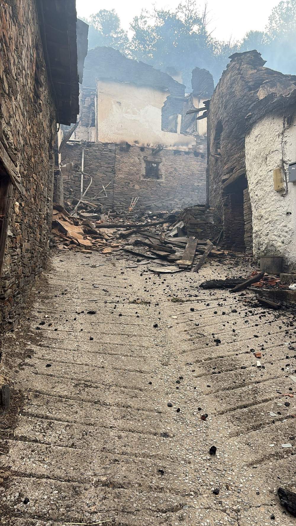 Casas quemadas en el pueblo de Lusio, por el incendio de Gestoso | ICAL