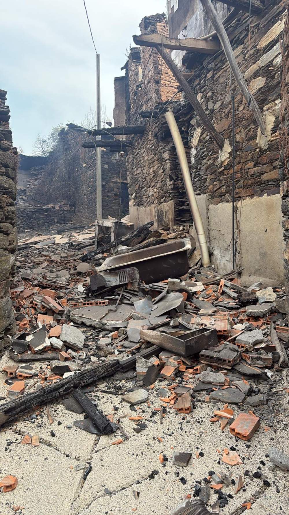 Casas quemadas en el pueblo de Lusio, por el incendio de Gestoso | ICAL