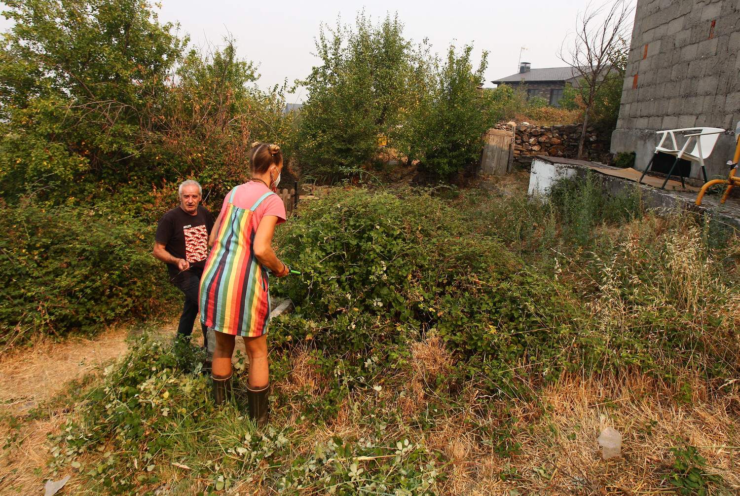 Vecinos del Acebo de San Miguel, realizan desbroces alrededor del pueblo ante la posible llegada del fuego | César Hornija / ICAL 