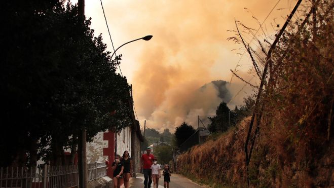 Incendio forestal en la localidad de Fasgar, en Murias de Paredes | Peio García / ICAL Incendio forestal en la localidad de Fasgar, en Murias de Paredes | Peio García / ICAL