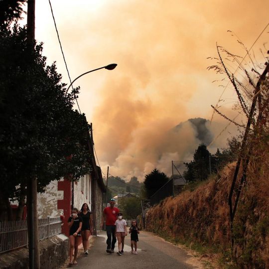 Incendio forestal en la localidad de Fasgar, en Murias de Paredes | Peio García / ICAL Incendio forestal en la localidad de Fasgar, en Murias de Paredes | Peio García / ICAL