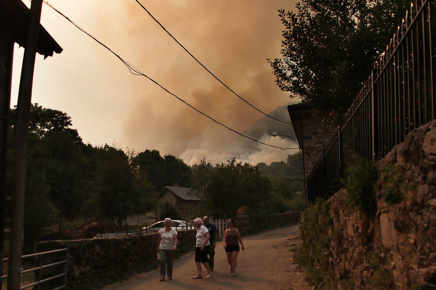 Incendio forestal en la localidad de Fasgar, en Murias de Paredes | Peio García / ICAL Incendio forestal en la localidad de Fasgar, en Murias de Paredes | Peio García / ICAL
