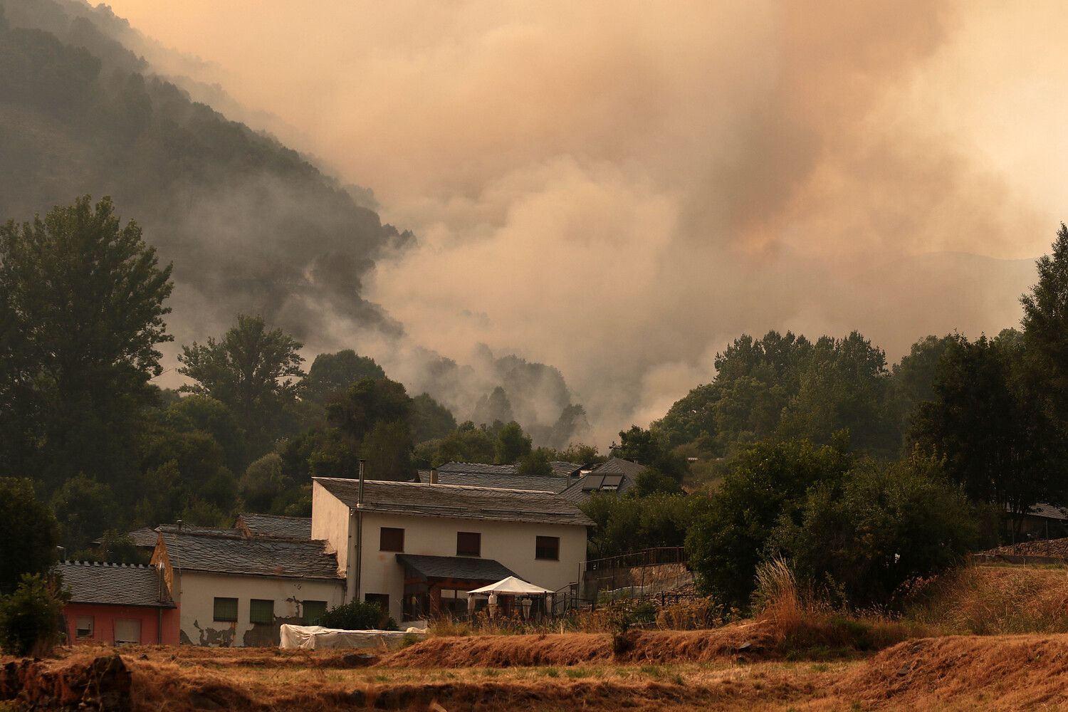 Incendio forestal en la localidad de Fasgar, en Murias de Paredes | Peio García / ICAL Incendio forestal en la localidad de Fasgar, en Murias de Paredes | Peio García / ICAL