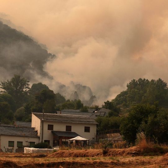 Incendio forestal en la localidad de Fasgar, en Murias de Paredes | Peio García / ICAL Incendio forestal en la localidad de Fasgar, en Murias de Paredes | Peio García / ICAL