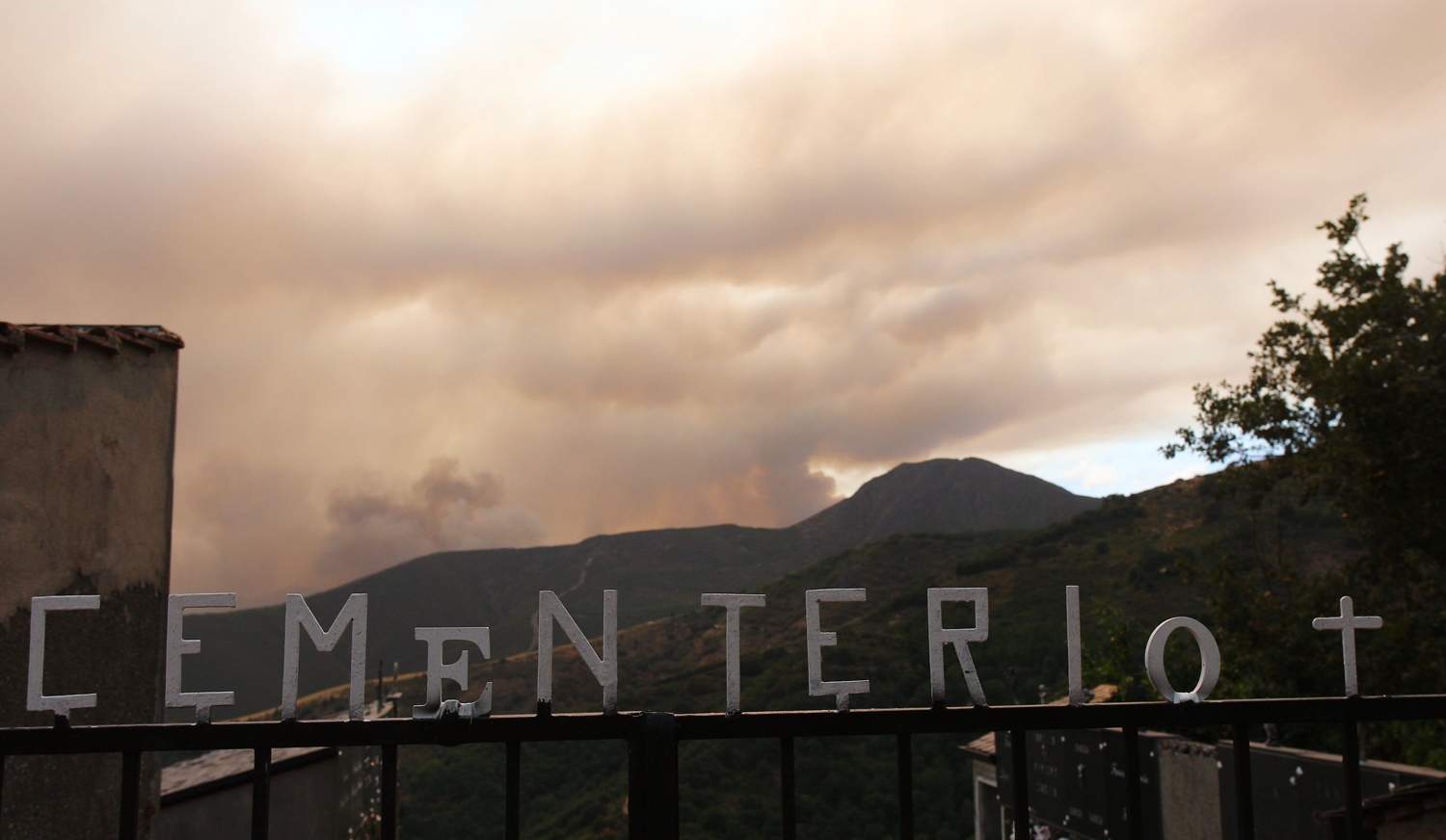 Incendio proveniente de Orense se acerca a Corullón (1)