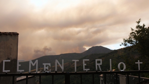 Incendio proveniente de Orense se acerca a Corullón (1)