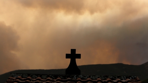 Incendio proveniente de Orense se acerca a Corullón (2)