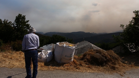 Incendio proveniente de Orense se acerca a Corullón (3)