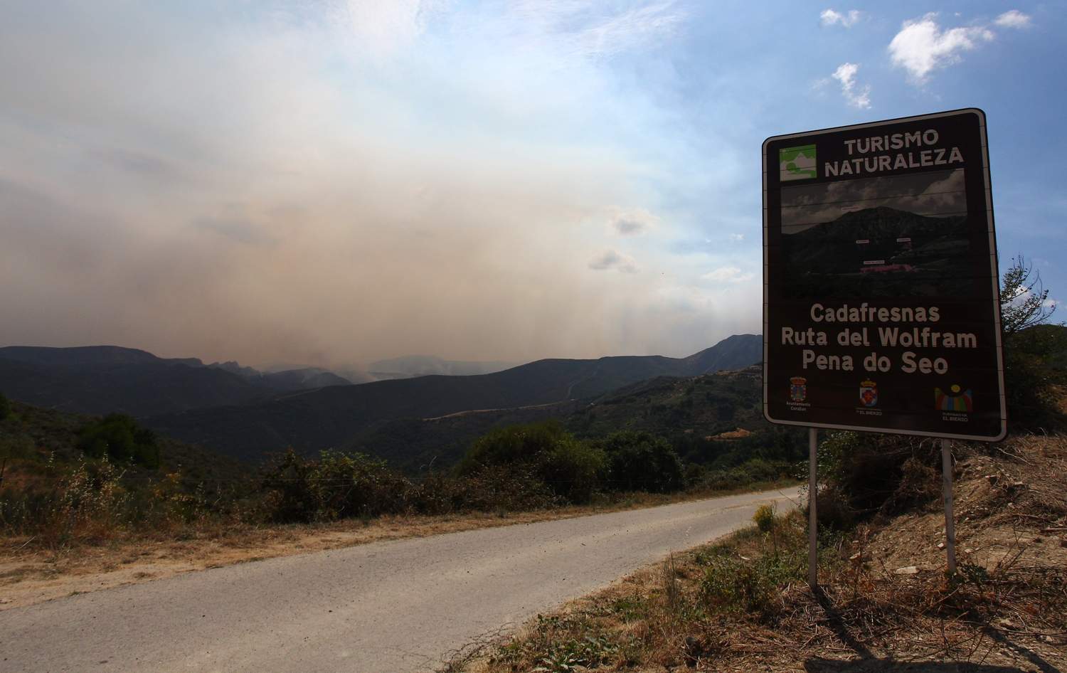 Incendio proveniente de Orense se acerca a Corullón (8)