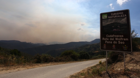Incendio proveniente de Orense se acerca a Corullón (8)