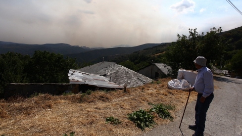 Incendio proveniente de Orense se acerca a Corullón (9)