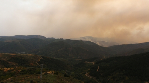 Incendio proveniente de Orense se acerca a Corullón (13)