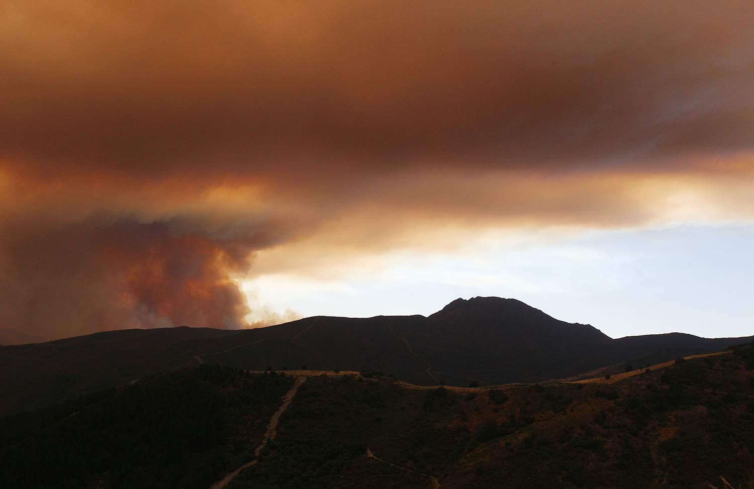 César Hornija / ICAL. Incendio proveniente de Orense se acerca al municipio de Corullón César Hornija / ICAL. Incendio proveniente de Orense se acerca al municipio de Corullón