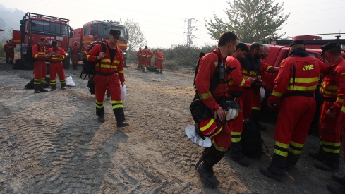 César Hornija / ICAL. Dispositivo de la UME desplazado al incendio que afecta a los municipios de Oencia y Corullón (León)