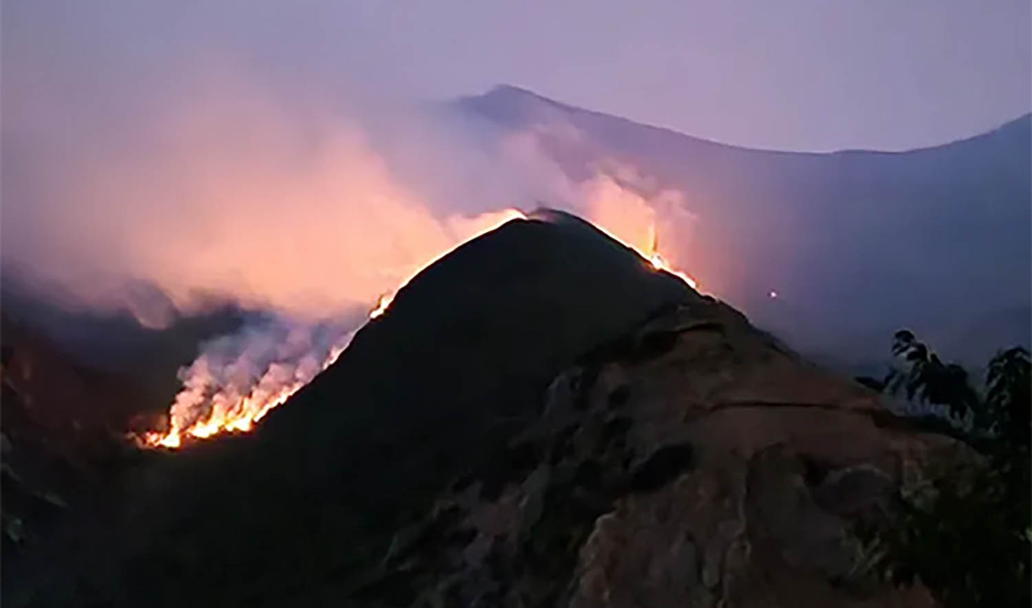 Incendio de Yeres en el Valle del Silencio. Foto instagram: @lacantinapenalba