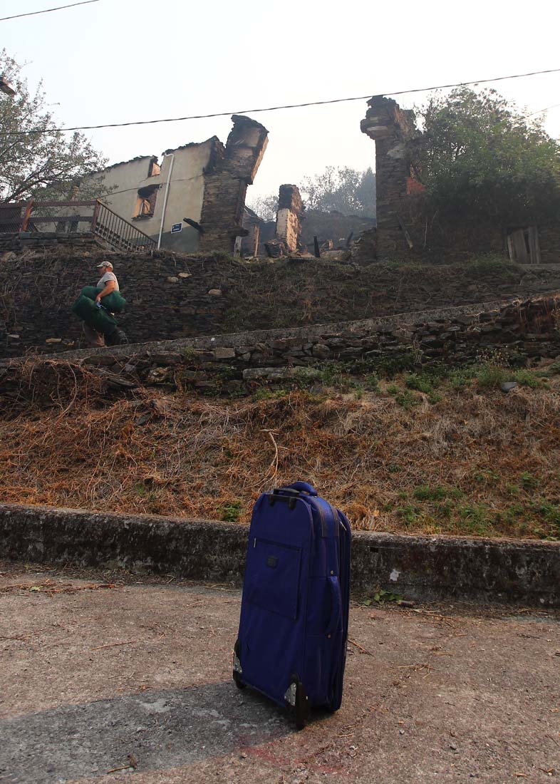 César Hornija ICAL. El pueblo de Lusio (Oencia), arrasado por el fuego (13)
