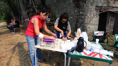 César Hornija / ICAL . Vecinas de Oencia colaboran para el abastecimiento de víveres del personal contraincendios