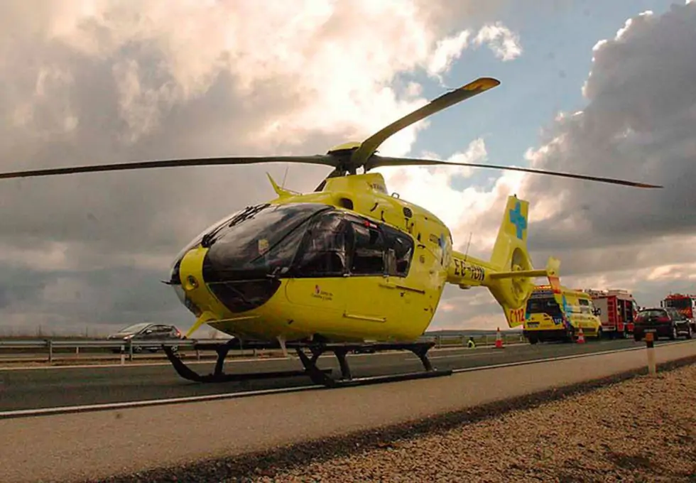 Helicóptero medicalizado del Sacyl. Fallece una mujer de 45 años y tres personas resultan heridas al colisionar un turismo y una furgoneta en la A-6 a su paso por Brazuelo (León