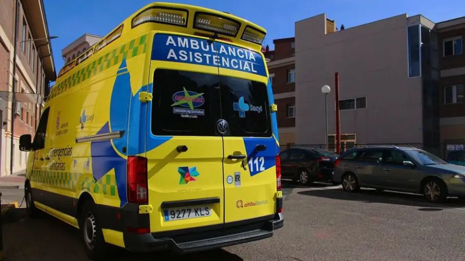 Ambulancia | Un herido en una colisión entre dos turismos en avenida de Montearenas Ambulancia | Un herido en una colisión entre dos turismos en avenida de Montearenas