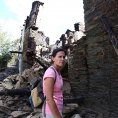 César Hornija- Silvia Vergara, vecina de Lusio, junto a su casa arrasada por el fuego